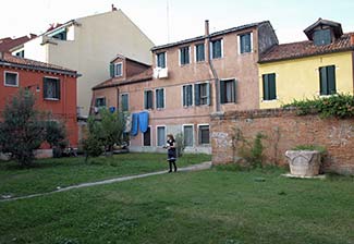 Alloggi Marinella courtyard