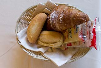 Hotel Ai Due Fanali breakfast breads and pastries
