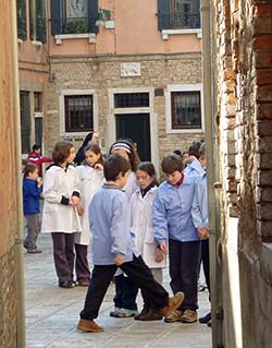 Schoolchildren in the Campiello Albrizzi