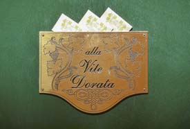 Alla Vite Dorata door plaque