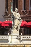 Bauer Il Palazzo statue