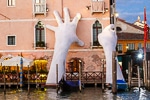 Ca' Sagredo Hotel hands sculpture