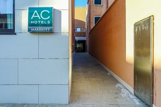 Path to accessible entrance of AC Hotel Venezia by Marriott