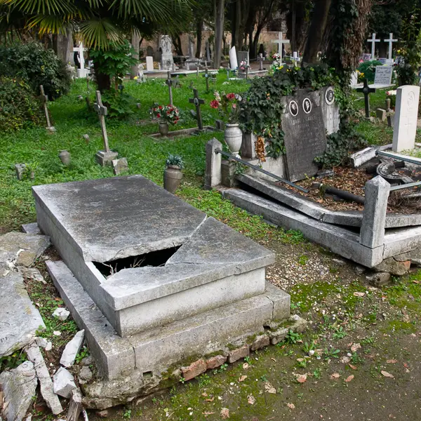 San Michele's Protestant and Greek Orthodox cemeteries have an atmosphere of benign neglect, but vibe is pleasant and the occupants certainly aren't complaining.