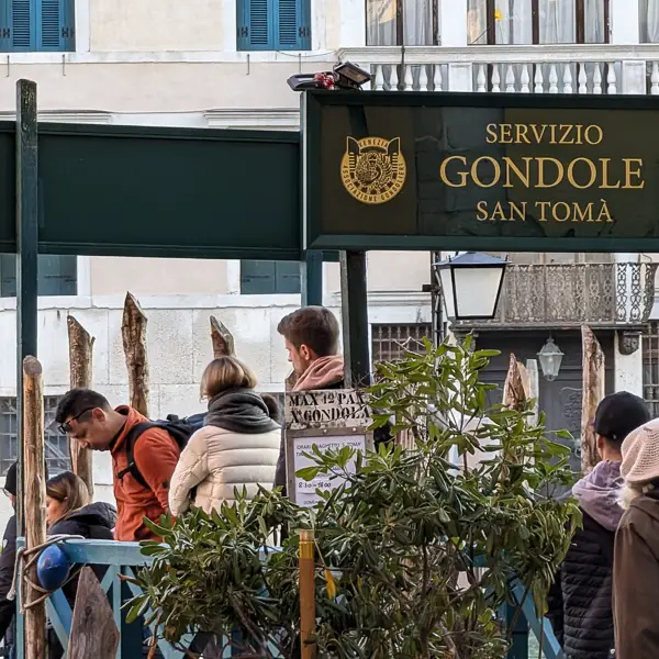 "Servizio Gondole' signs can be confusing. Normally they refer to sightseeing gondolas, but in this case, the sign identifies the San Tomà traghetto pier.