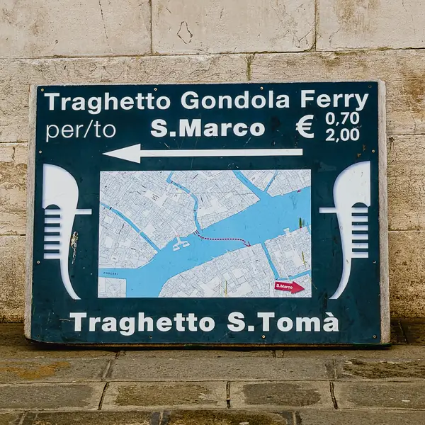 In San Polo, the San Tomà traghetto pier is easy to find, thanks to signs on building walls and in the street.