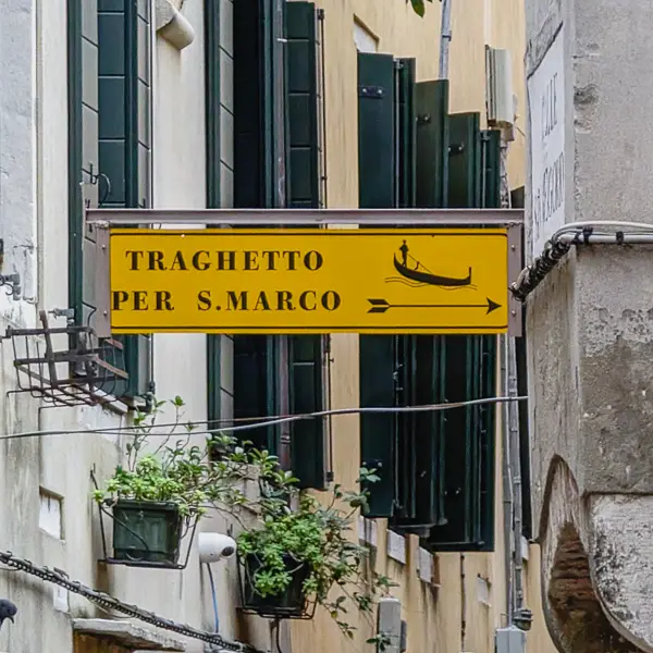 In Dorsoduro, a sign near the Peggy Guggenheim Collection points to the S.M. del Giglio traghetto pier.