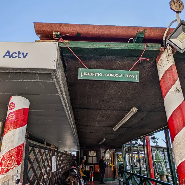 A sign identifies the traghetto pier, which is an extension of a San Marco Vallaresso vaporetto station.