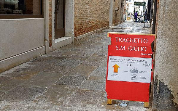 Traghetto San Toma sign