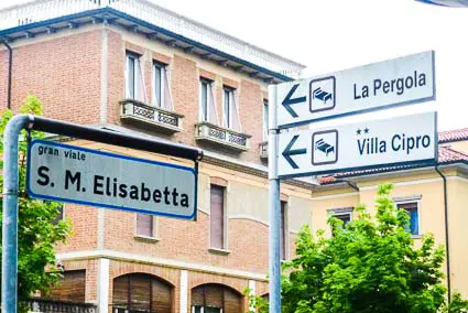 Gran Viale Santa Maria Elisabetta sign