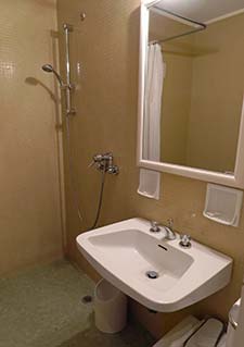 Room 311 bathroom - Hotel Continental